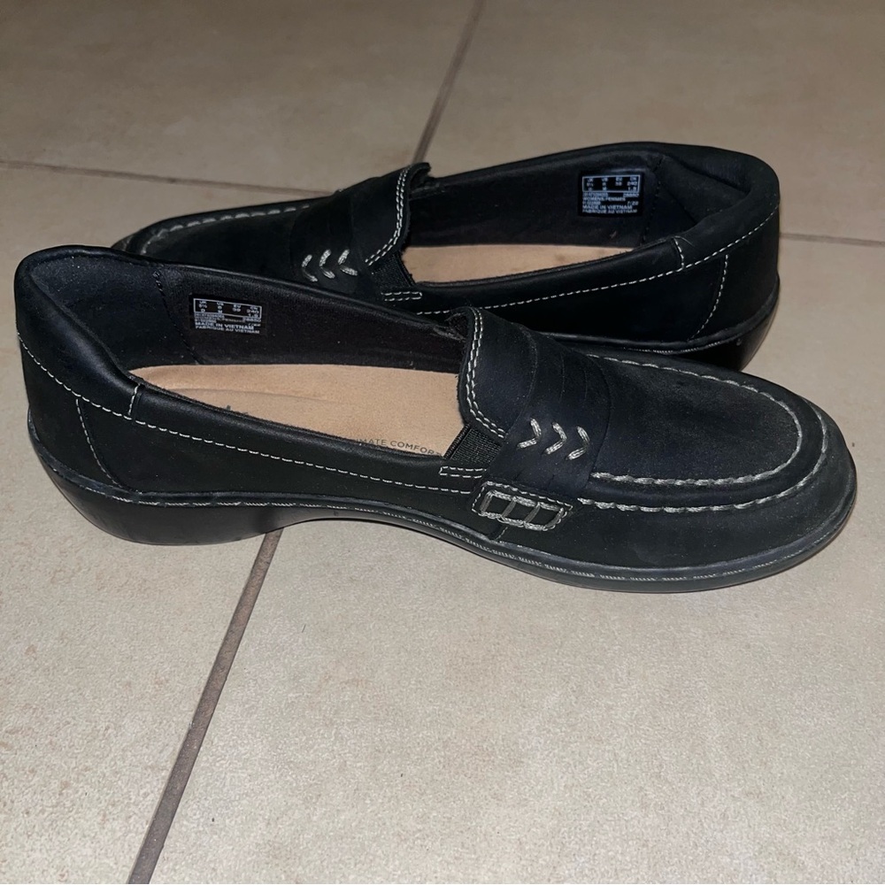 Clarks women’s Black Loafers - Picture 4 of 5